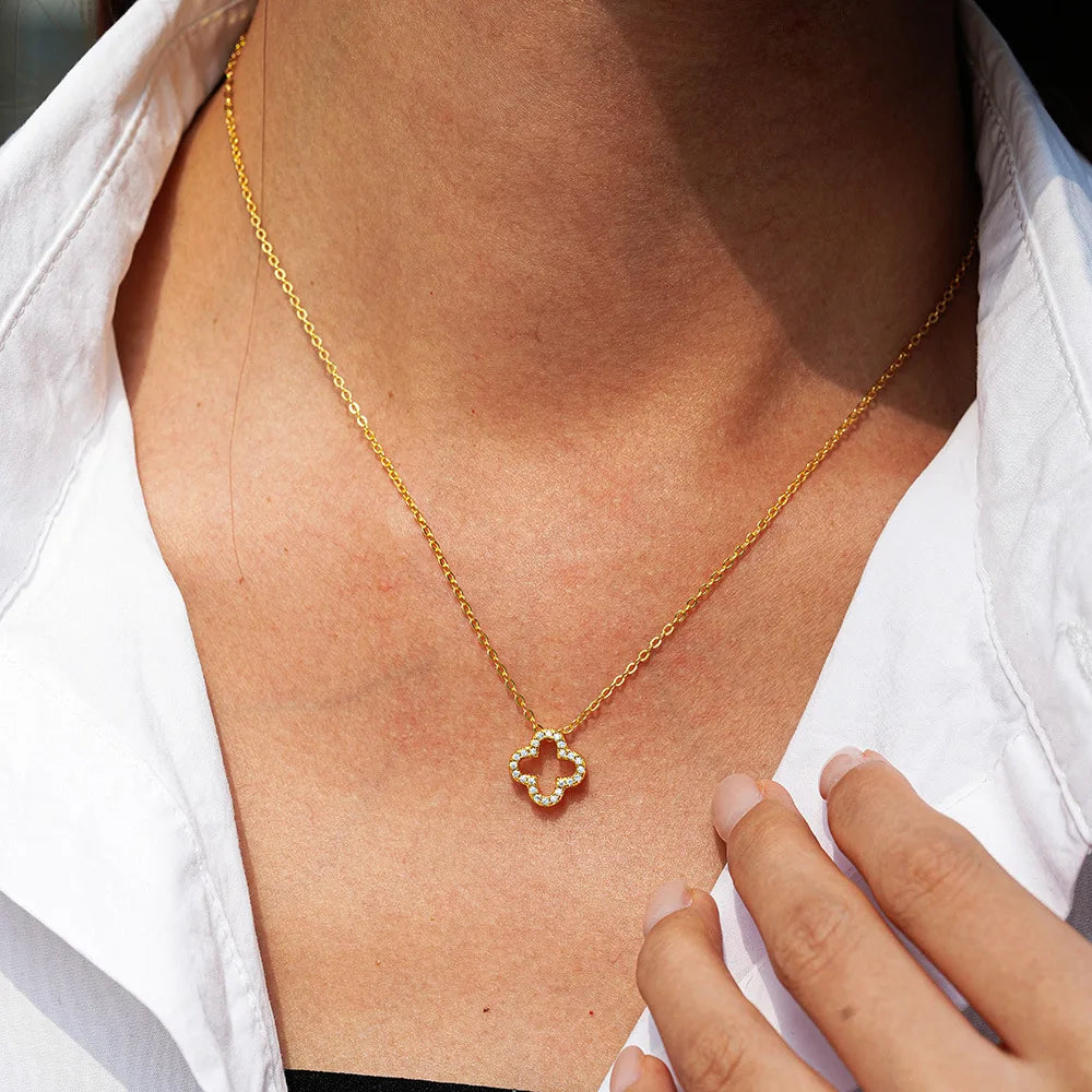 Luxury 100% Real 18k Gold Women's Lucky Grass Pendant Clavicle Chain Full Set Moissanite Necklace