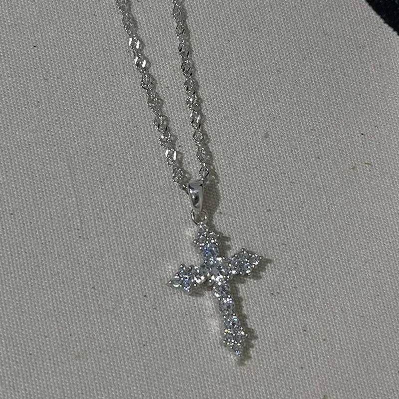 Shiny Crystal Zircon Cross Pendant Necklace for Women Simple Versatile Temperament Collarbone Chain Necklace Party Jewelry Gift